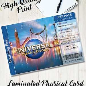 Peut inclure: Une carte physique laminée sur le thème de Universal Parks & Resorts. La carte présente un design bleu et blanc avec le texte "VIP PASS" et les détails pour Jonathan Smith à Disney World le 25 février 2025. La carte comprend également le texte "High Quality Print".