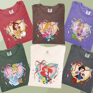 Camiseta de Princesas Disney Comfort Colors®, Sudadera de Cenicienta, Camiseta de Blancanieves, Camiseta de La Sirenita, Camiseta de Rapunzel, Camiseta de Aurora, d049 imagen 1