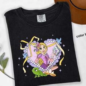Camiseta de Princesas Disney Comfort Colors®, Sudadera de Cenicienta, Camiseta de Blancanieves, Camiseta de La Sirenita, Camiseta de Rapunzel, Camiseta de Aurora, d049 imagen 5