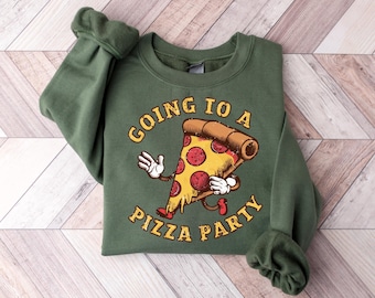 Könnte beinhalten: Grünes Sweatshirt mit dem Schriftzug "GOING TO A PIZZA PARTY" und einer Cartoon-Pizzascheibe. Die Pizzascheibe hat Peperoni, einen braunen Rand und weiß behandschuhte Hände und Füße.