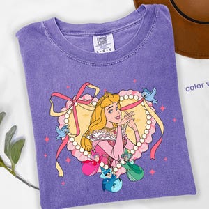 Camiseta de Princesas Disney Comfort Colors®, Sudadera de Cenicienta, Camiseta de Blancanieves, Camiseta de La Sirenita, Camiseta de Rapunzel, Camiseta de Aurora, d049 imagen 3