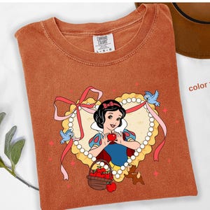 Camiseta de Princesas Disney Comfort Colors®, Sudadera de Cenicienta, Camiseta de Blancanieves, Camiseta de La Sirenita, Camiseta de Rapunzel, Camiseta de Aurora, d049 imagen 6