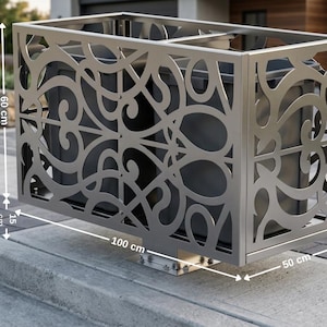Puede incluir: Un cerramiento metálico rectangular con un intrincado diseño calado en espiral. La estructura mide 100 cm de largo, 60 cm de alto y 15 cm de profundidad. Está montado sobre una superficie de hormigón, lo que sugiere una aplicación en exteriores.