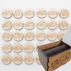 Può includere: Una collezione di dischi di legno con disegni di auto incisi, tra cui camion, trattori e vari modelli di auto. I dischi sono conservati in una scatola di legno con un'illustrazione di auto. I disegni sono di colore marrone chiaro.