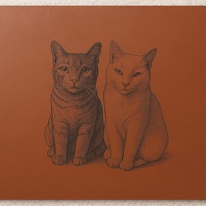Pode incluir: Um mousepad retangular marrom com uma ilustra&ccedil;&atilde;o detalhada de dois gatos. Um gato &eacute; marrom com listras, o outro &eacute; marrom claro liso. Os gatos est&atilde;o sentados e olhando para frente.