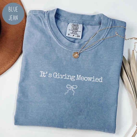 Its Giving Meowied Shirt, Funny Bachelorette Tee, Cat Lover Bridal Party Shirt, Cute Bach Party Outfit, Bridesmaid Gift, Wedding Crew Tee.