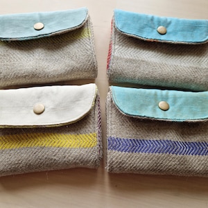 Bolsas em tecido de linho reciclado, bolso com zíper, dois compartimentos para cartões e dois compartimentos. Fecho de pressão e tecido contrastante. Feita à mão, linda.