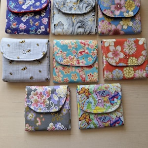 Japanisch, orientalisch, Blumen, Bienen und Schmetterlinge. Wunderschöne Stoff Geldbörsen, 3 Fächer für Karten und Bargeld. Niedliches Design kleiner Portemonnaies.