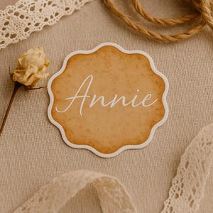 Etiqueta con nombre personalizada: etiqueta de pergamino vintage festoneada, sello de regalo, pegatina de recuerdo, pegatinas de boda. Etiqueta con nombre personalizada.