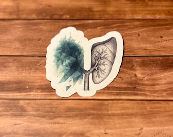Könnte beinhalten: Ein gestanzter Aufkleber mit einer Illustration einer menschlichen Lunge. Die linke Seite zeigt eine geometrische Waldlandschaft in Blau- und Petroltönen, während die rechte Seite eine detaillierte anatomische Skizze der Bronchien zeigt.