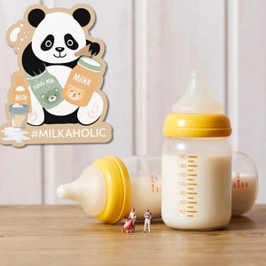 Sticker lait panda mignon – Sticker vinyle rigolo #Laité | Panda kawaii découpé tenant des pots de lait | Taille 3 x 4 ou 4 x 5 | Stickers chambre bébé