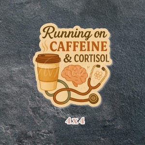 Sticker Running on Cafeïne & Cortisol – grappige vinylsticker geneeskunde student | 4x4 | Doktercadeau | Koffiestethoscoop Brain MD Humor