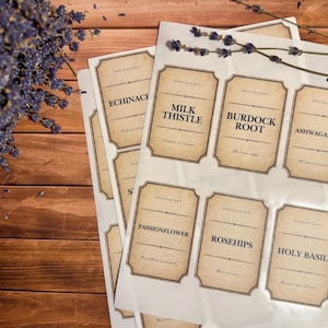 Peut inclure: Une feuille d'étiquettes adhésives rectangulaires avec un fond beige de style vintage et du texte noir. Les étiquettes portent les mots Milk Thistle, Burdock Root, Ashwagandha, Passionflower, Rosehips et Holy Basil, ainsi que des noms botaniques.