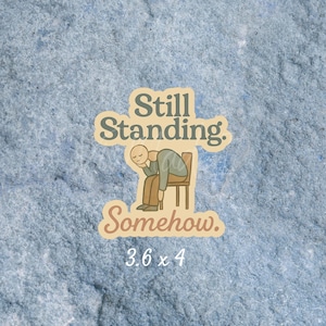 Adesivo de vinil "Still Standing Somehow" - Residente Exausto | 3,6x4 | Adesivo engraçado para médico da faculdade de medicina | Adesivo humorístico para burnout de MD