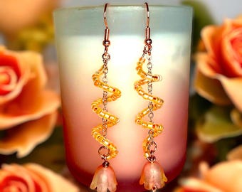 Pendientes colgantes en espiral con flores de hadas de jardín: joyas de hadas de estilo cottagecore inspiradas en la naturaleza.