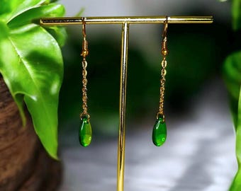 Pendientes de lágrima de dríada dorados y verdes - Elegantes pendientes dorados, joyería de elfo del bosque, cuentas en forma de lágrima, feria renacentista, minimalista