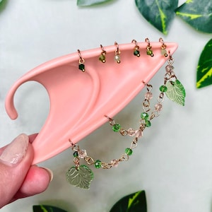 Orejas de elfo Pixie con hojas rosas y verdes - Orejas de elfo realistas para cosplay, disfraz de hada del bosque para feria renacentista, pendientes de hada de jardín