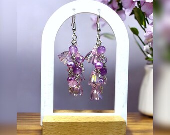 Pendientes de lirios de pradera al atardecer: lirios rosados y morados, joyas florales de princesas caprichosas, pendientes colgantes de flores