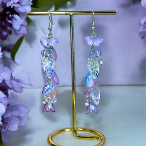 Pendientes de hada del prado al atardecer: rosa y morado, mariposas, lirios y hojas. Joyas florales de princesas caprichosas con estilo Fairycore. imagen 2