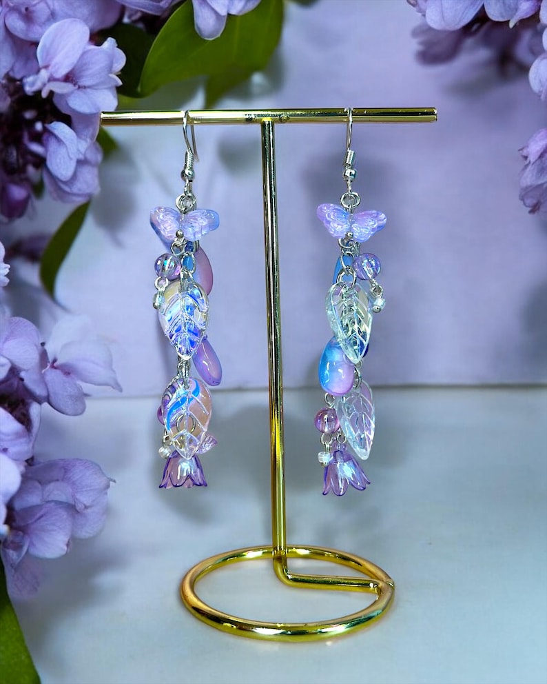 Pendientes de hada del prado al atardecer: rosa y morado, mariposas, lirios y hojas. Joyas florales de princesas caprichosas con estilo Fairycore. imagen 2