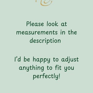 Op de afbeelding: Een licht saliegroene informatieve afbeelding met een gouden gestileerd logo bovenaan. De tekst luidt: Please look at measurements in the description. I'd be happy to adjust anything to fit you perfectly! De tekst is donkergroen en gecentreerd.