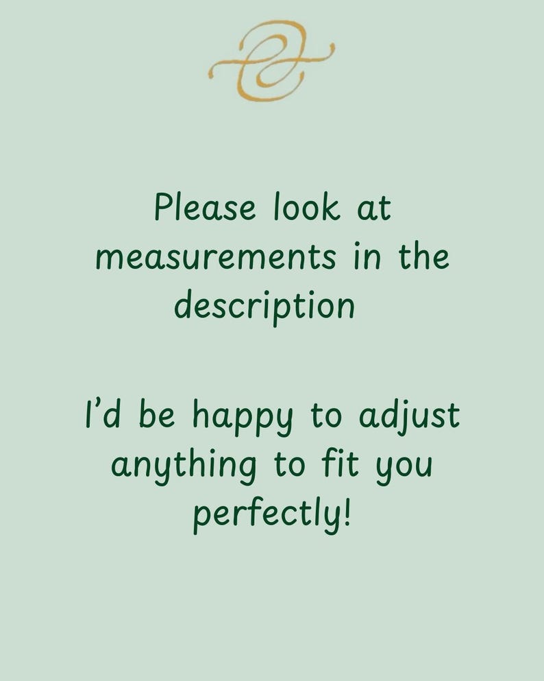 Op de afbeelding: Een licht saliegroene informatieve afbeelding met een gouden gestileerd logo bovenaan. De tekst luidt: Please look at measurements in the description. I'd be happy to adjust anything to fit you perfectly! De tekst is donkergroen en gecentreerd.