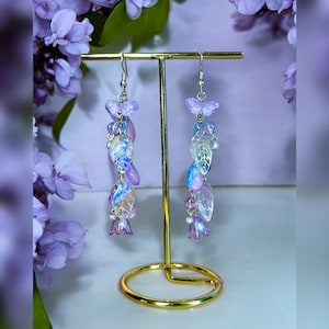 Pendientes de hada del prado al atardecer: rosa y morado, mariposas, lirios y hojas. Joyas florales de princesas caprichosas con estilo Fairycore. imagen 1