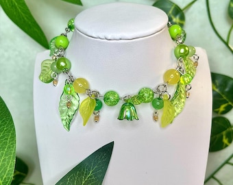 Armband met feeënblaadjes in een zonnig bos - Fairycore & Cottagecore bedelarmband, speelse boho-sieraden met natuurlijke uitstraling