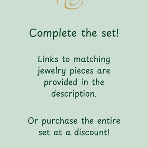 Op de afbeelding: Een lichtgroene informatieve afbeelding met een goudkleurig gestileerd logo bovenaan. De tekst luidt: Complete the set! Links to matching jewelry pieces are provided in the description. Or purchase the entire set at a discount!