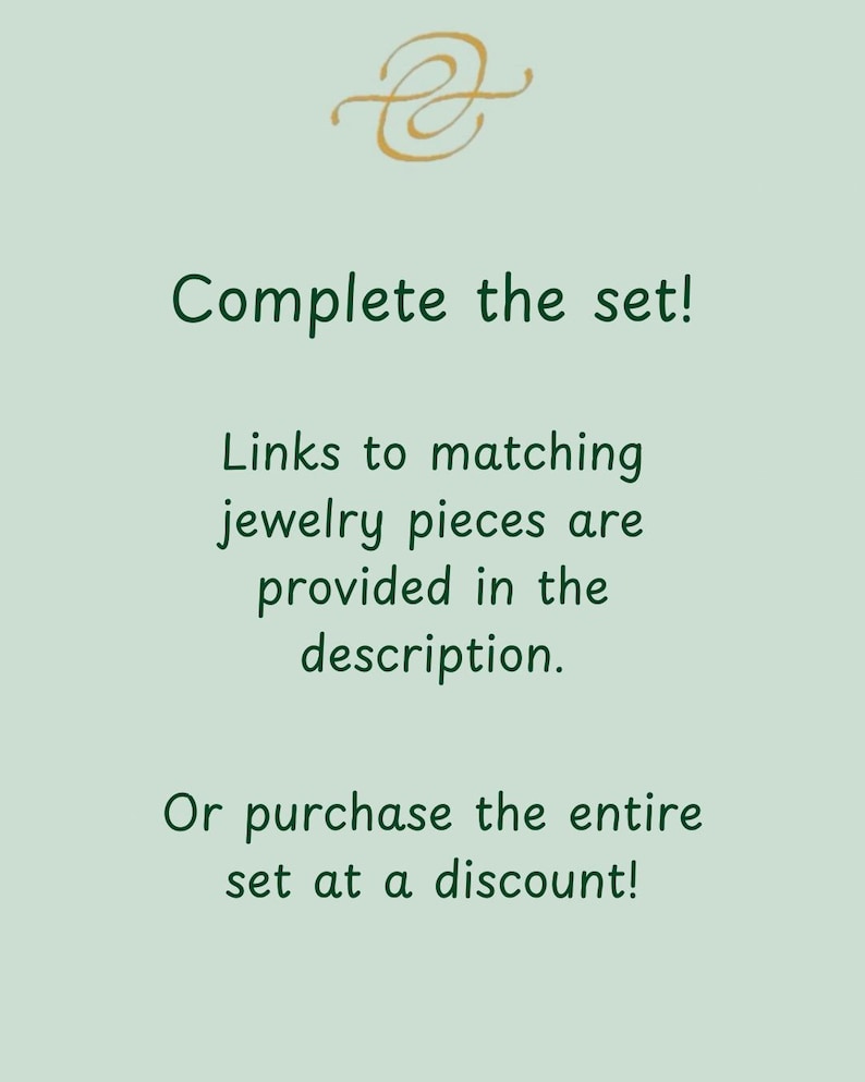 Op de afbeelding: Een lichtgroene informatieve afbeelding met een goudkleurig gestileerd logo bovenaan. De tekst luidt: Complete the set! Links to matching jewelry pieces are provided in the description. Or purchase the entire set at a discount!