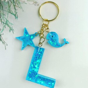 Gepersonaliseerde bloem initialen hars sleutelhanger, aangepaste naam handgemaakte kleurrijke hars sleutelhanger, letter sleutelhanger, kinderrugzak bedel, cadeau-idee,