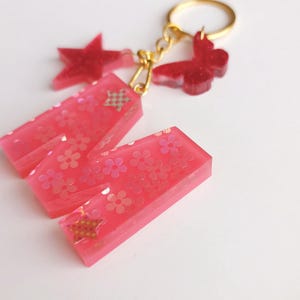 Gepersonaliseerde bloem initialen hars sleutelhanger, aangepaste naam handgemaakte kleurrijke hars sleutelhanger, letter sleutelhanger, kinderrugzak bedel, cadeau-idee,