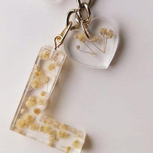 Gepersonaliseerde bloem initialen hars sleutelhanger, aangepaste naam handgemaakte kleurrijke hars sleutelhanger, letter sleutelhanger, kinderrugzak bedel, cadeau-idee,