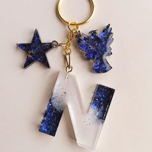 Gepersonaliseerde bloem initialen hars sleutelhanger, aangepaste naam handgemaakte kleurrijke hars sleutelhanger, letter sleutelhanger, kinderrugzak bedel, cadeau-idee,