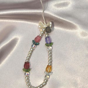 Soft Girl Coquette Summer Aesthetic Y2K Phone Charm - White Bow Flowers and Pearls Phone Strap