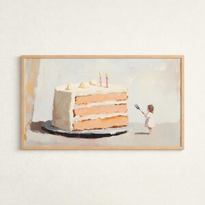 Könnte beinhalten: Gerahmtes Gemälde zeigt ein großes Stück Kuchen mit zwei brennenden Kerzen. Eine kleine Figur in einem weißen Kleid steht in der Nähe und hält eine Gabel. Der Kuchen hat eine weiße Glasur und pfirsichfarbene Schichten.