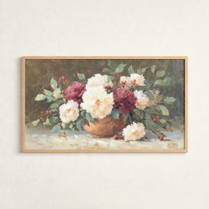 Könnte beinhalten: Gerahmtes Blumenstillleben-Gemälde. Das Kunstwerk zeigt eine kupferfarbene Schale, die mit weißen und burgunderfarbenen Blumen, grünen Blättern und roten Beeren überquillt. Das Gemälde hat eine Vintage-Ästhetik.