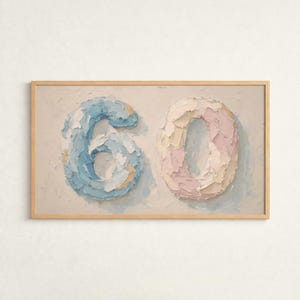 Könnte beinhalten: Ein gerahmtes Kunstwerk mit der Zahl "60" in einem strukturierten Impasto-Stil. Die "6" ist in Blautönen gemalt, während die "0" in Rosa und Weiß gehalten ist. Das Kunstwerk ist vor einem neutralen Hintergrund platziert.