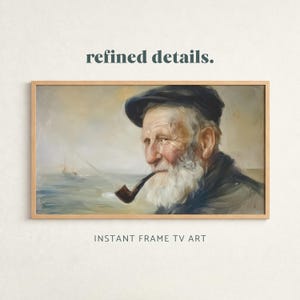 Può includere: Dipinto incorniciato di un uomo anziano con barba bianca e berretto scuro, che fuma la pipa. L'opera d'arte, ambientata in un paesaggio marino, presenta il testo "refined details." e "INSTANT FRAME TV ART".