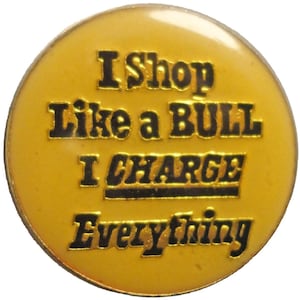 Ik winkel als een stier, ik laad alles op, vintage emaille pin revers badge SHOPaHOLIC creditcard pinback