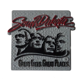SOUTH DAKOTA Great Faces State plastic vintage enamel pin lapel badge  SD Mount Rushmore pinback