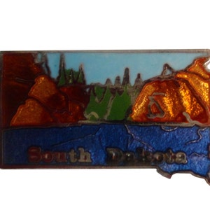 SOUTH DAKOTA STATE vintage enamel pin lapel badge  landscape Mafco pinback