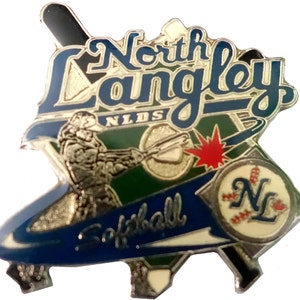 NORTH LANGLEY Diamond Sports SOFTBALL Vintage Emaille Pin Anstecknadel Sportfan Pinback nlds