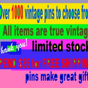 Op de afbeelding: Een kleurrijk beeld met tekst die luidt "Meer dan 1000 vintage pins om uit te kiezen! Alle items zijn echt vintage. Bedankt! Beperkte voorraad. GEEF &euro; 35 UIT voor GRATIS VERZENDING! Pins zijn geweldige cadeaus!"