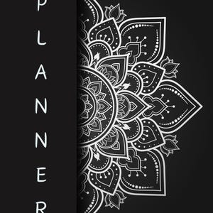 Op de afbeelding: Een zwarte en witte plannerhoes met het woord "PLANNER" verticaal in wit aan de linkerkant geschreven. De rechterkant heeft een wit, ingewikkeld mandala-ontwerp.