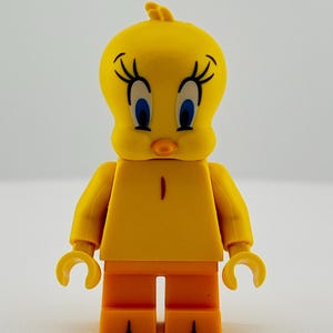 Minifigura LEGO® de Piolín – Canario Amarillo de los Looney Tunes – Adorable personaje de dibujos animados – Rival de Silvestre – Figura LEGO® de animación para fans