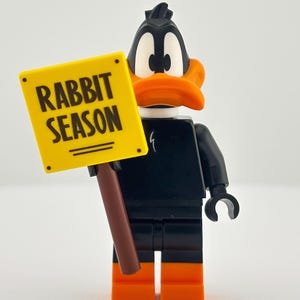 LEGO® Daffy Duck Minifigure – Looney Tunes Comedy Icon – Black Duck in Classic Suit – LEGO® Retro Cartoon Character for Animation Fans