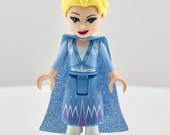 LEGO® Elsa Disney Minifigurka – Księżniczka Disneya z Krainy Lodu – Magiczny płaszcz i śnieżna suknia – Wycofany przedmiot kolekcjonerski – Figurka Lego Królowej Arendelle