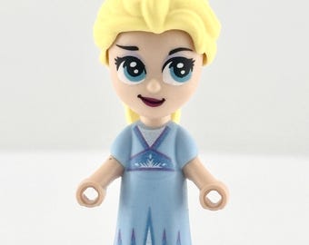Minifigurka LEGO® Elsa Disney Microdoll – Królowa Krainy Lodu – Magiczne moce lodu – Rodzina królewska Arendelle – Księżniczka Disneya na emeryturze