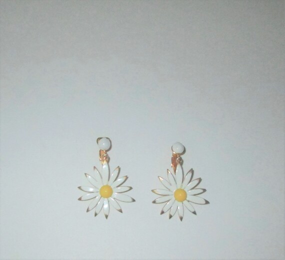 Vintage 1950s Daisy Flower Earrings - image 3